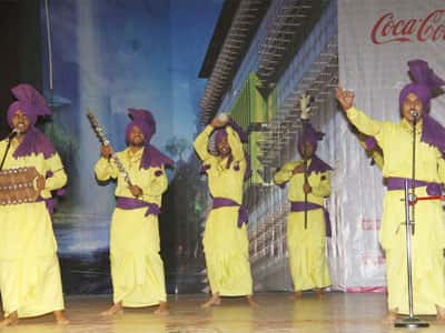PERFORMING PUNJAB'S TRADITIONAL MALWAI GIDHA